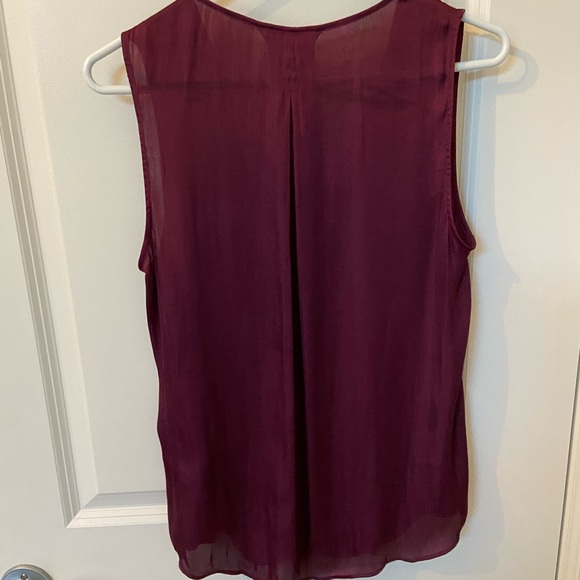 Banana Republic Sleeveless Vneck Inverted Pleat Blouse Wine Colour New with Tags - Picture 5 of 7